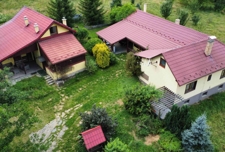 Vidiecka usadlosť v Korytárkach s pozemkom 13559 m2 na predaj!
