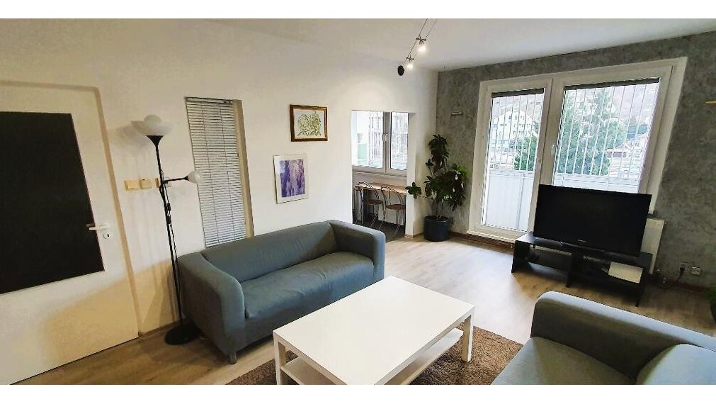 Na prenájom: Priestranný 4-izbový byt s loggiou v Bratislave – Karlova Ves