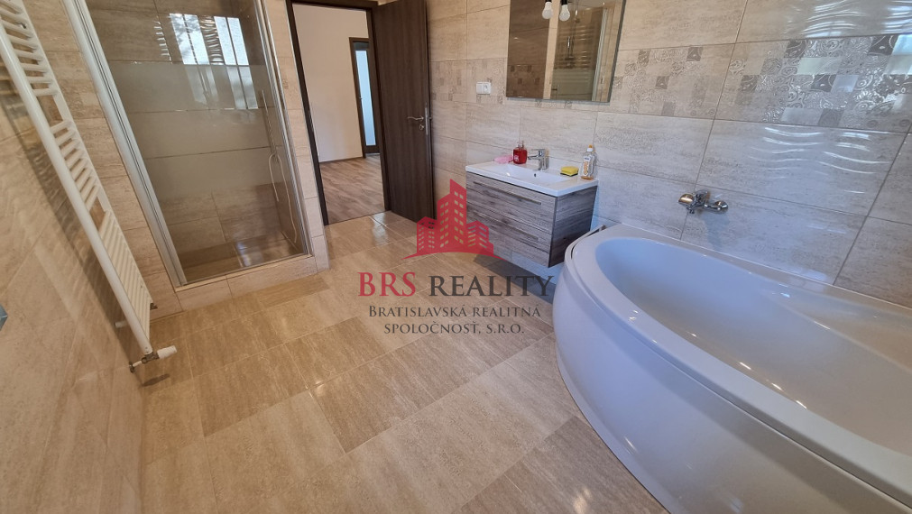 Rodinný dom v veľkým pozemkom po rekonštrucii