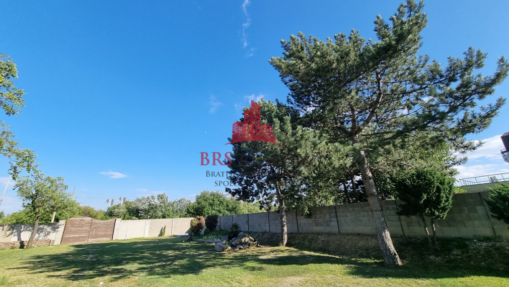 Rodinný dom v veľkým pozemkom po rekonštrucii