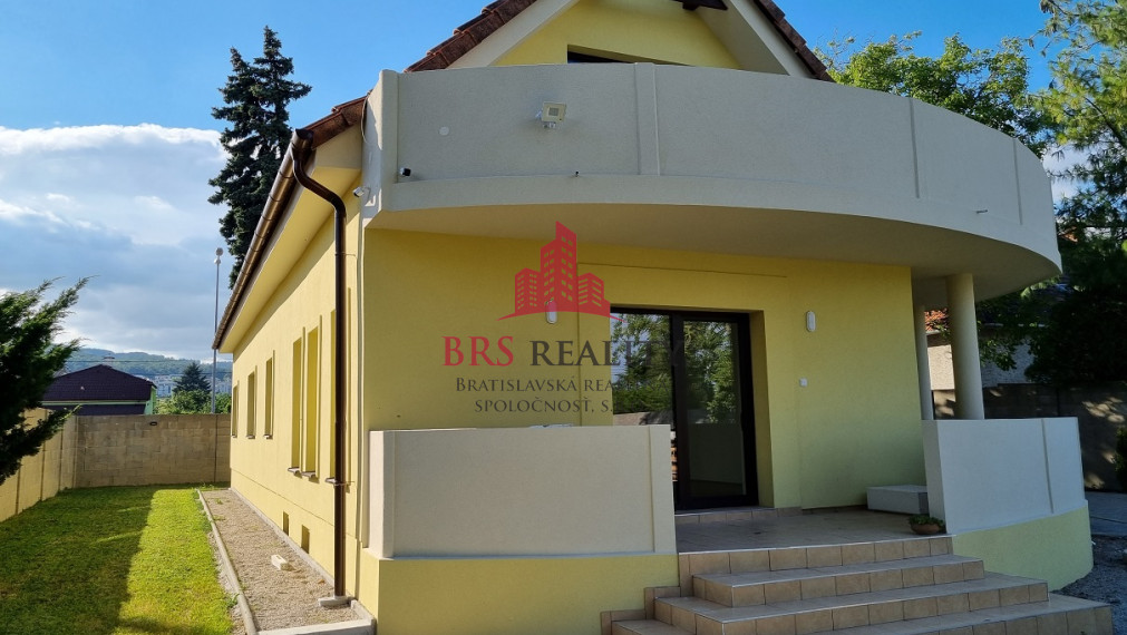 Rodinný dom v veľkým pozemkom po rekonštrucii
