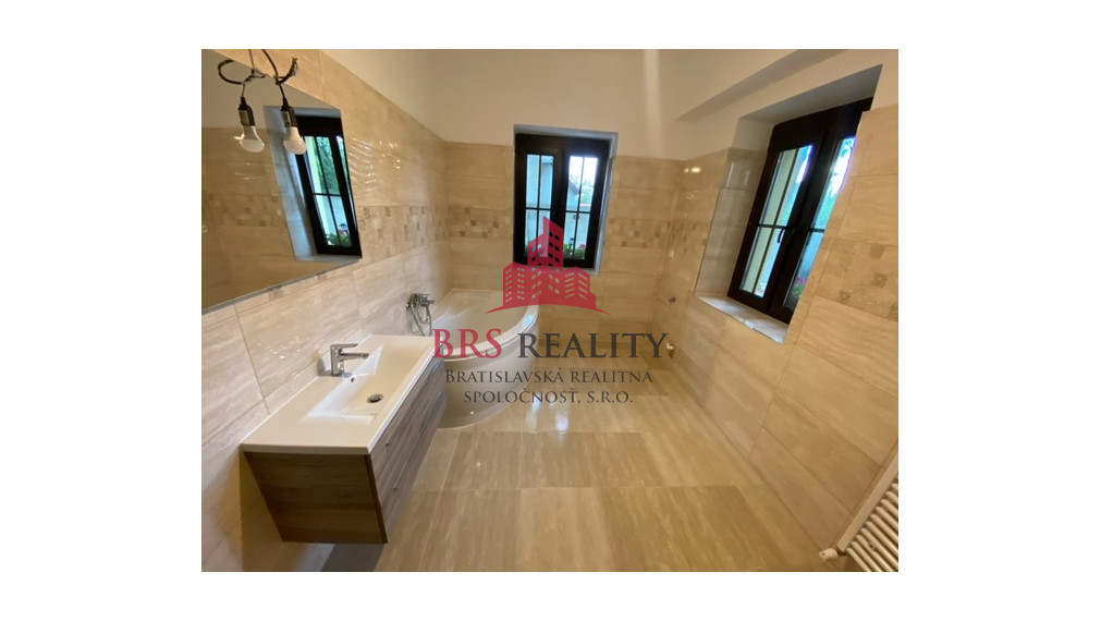 Rodinný dom v veľkým pozemkom po rekonštrucii