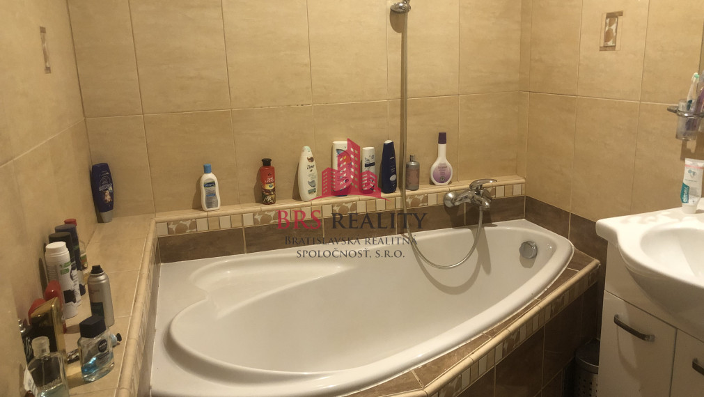 Dvojgeneračný rodinný dom, pozemok 800m2