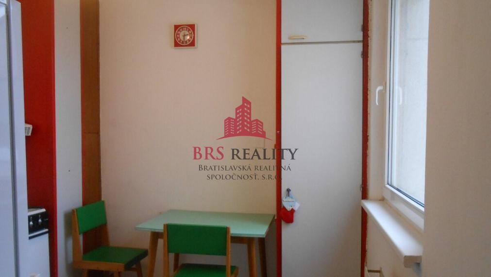 Predané - Ponúkame 2izb byt v pôvodnom stave na Romanovej ul.