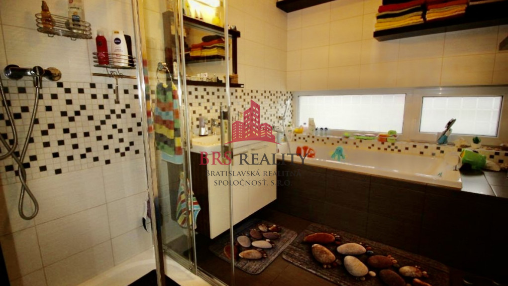 Predané - Predaj pekného 4 izbového rodinného domu