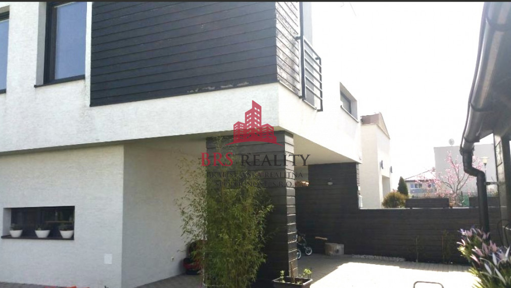 Predané - Predaj pekného 4 izbového rodinného domu