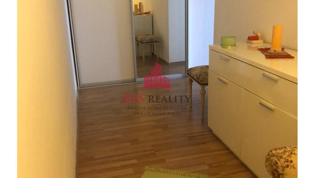 1IZB BYT TEHLA HISTORICKÉ CENTRUM KOŠÍC PRI STAREJ RADNICI