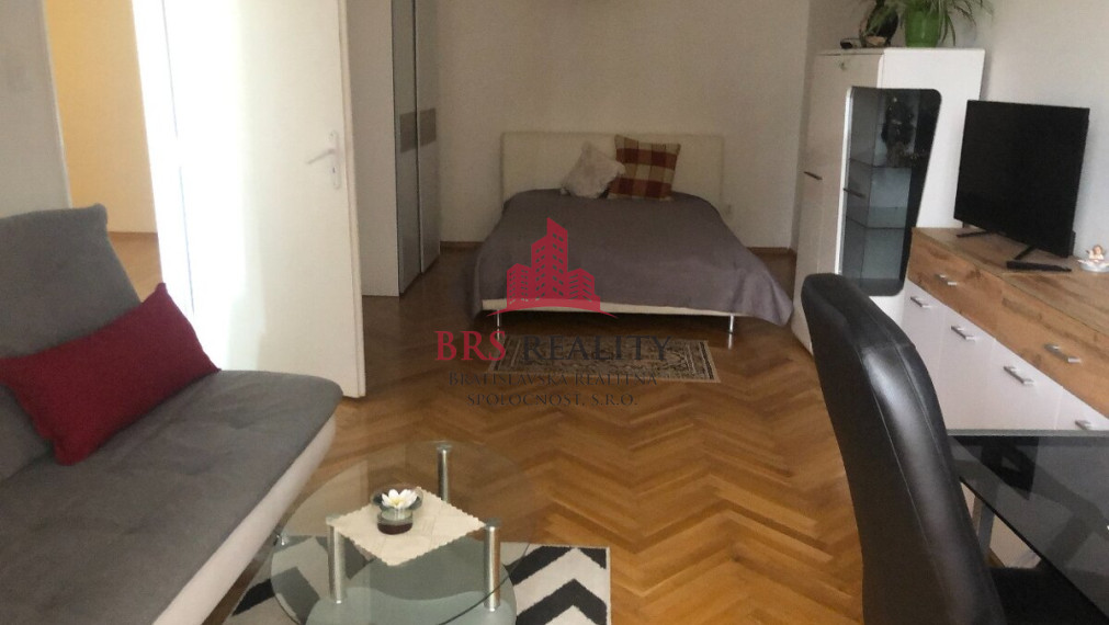 1IZB BYT TEHLA HISTORICKÉ CENTRUM KOŠÍC PRI STAREJ RADNICI