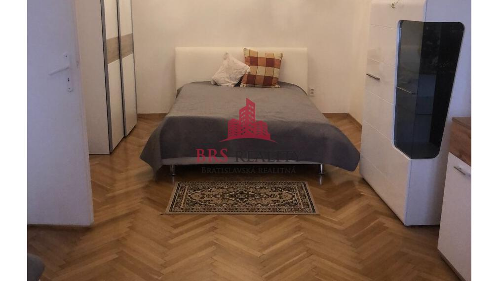 1IZB BYT TEHLA HISTORICKÉ CENTRUM KOŠÍC PRI STAREJ RADNICI