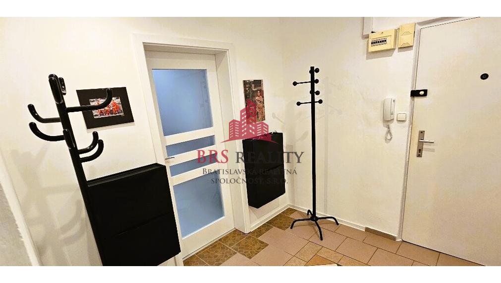 Na prenájom: Priestranný 4-izbový byt s loggiou v Bratislave – Karlova Ves