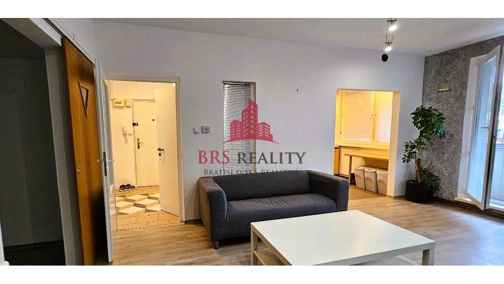 Na prenájom: Priestranný 4-izbový byt s loggiou v Bratislave – Karlova Ves