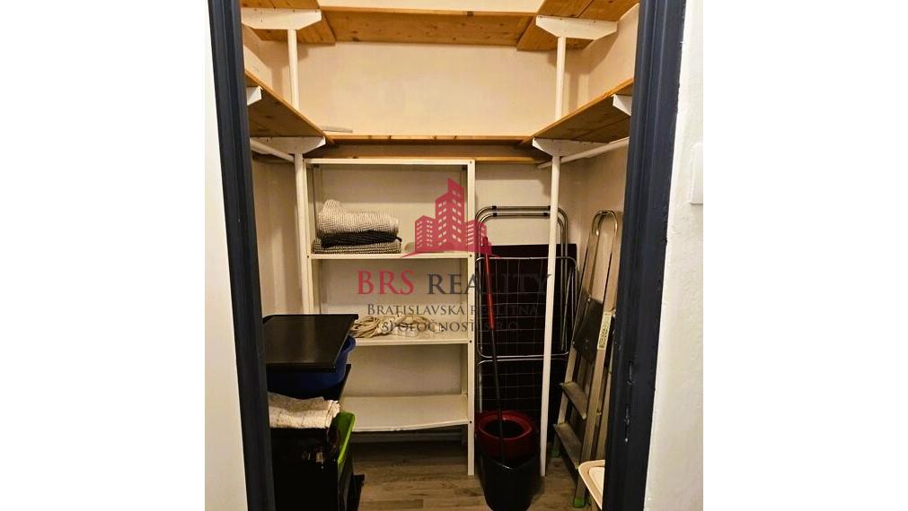 Na prenájom: Priestranný 4-izbový byt s loggiou v Bratislave – Karlova Ves