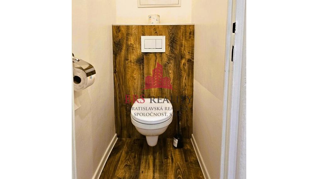 Na prenájom: Priestranný 4-izbový byt s loggiou v Bratislave – Karlova Ves