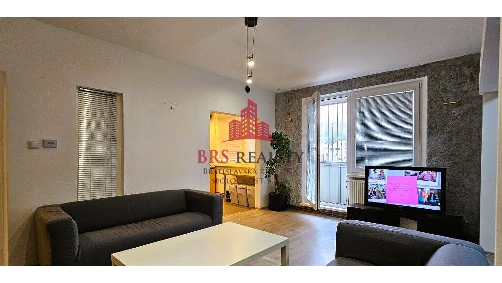 Na prenájom: Priestranný 4-izbový byt s loggiou v Bratislave – Karlova Ves