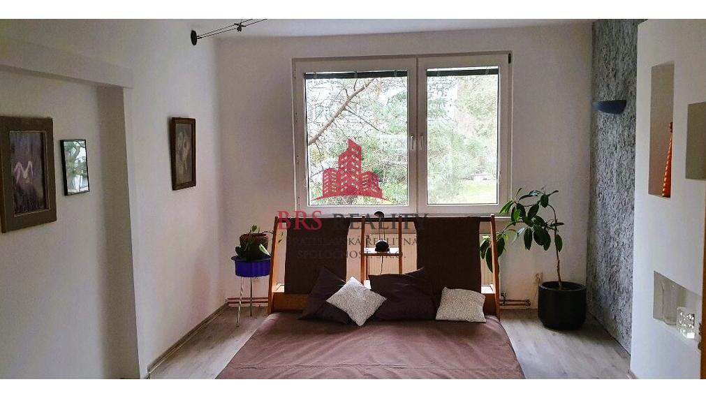 Na prenájom: Priestranný 4-izbový byt s loggiou v Bratislave – Karlova Ves