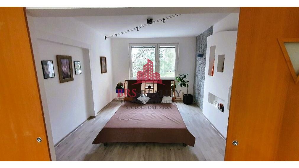 Na prenájom: Priestranný 4-izbový byt s loggiou v Bratislave – Karlova Ves