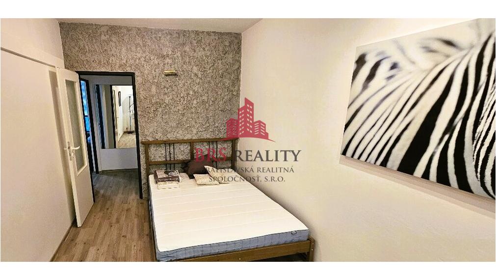 Na prenájom: Priestranný 4-izbový byt s loggiou v Bratislave – Karlova Ves