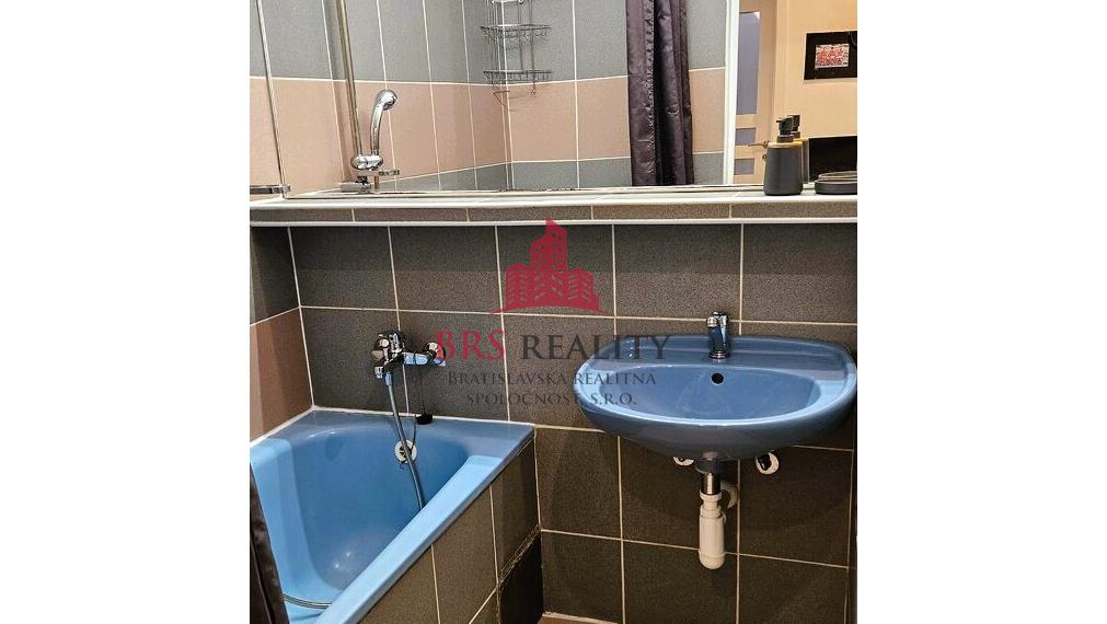 Na prenájom: Priestranný 4-izbový byt s loggiou v Bratislave – Karlova Ves