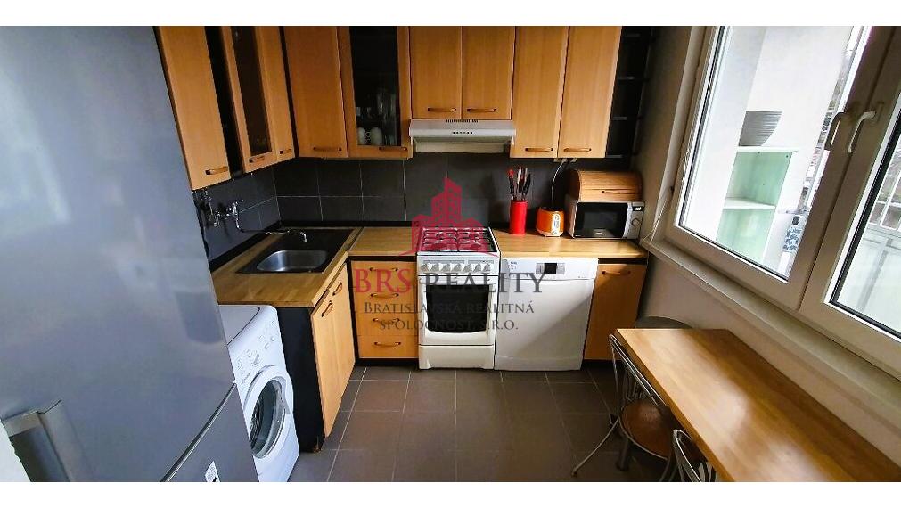 Na prenájom: Priestranný 4-izbový byt s loggiou v Bratislave – Karlova Ves