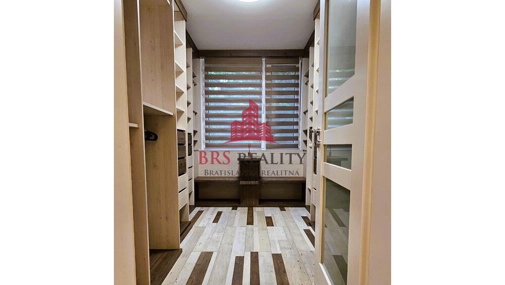 Na prenájom: Priestranný 4-izbový byt s loggiou v Bratislave – Karlova Ves