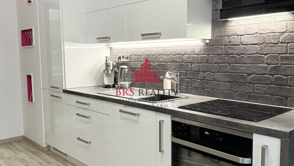 Rezervované ! Moderný 1,5-2 izbový byt s priestranným balkónom na Rustaveliho ulici,