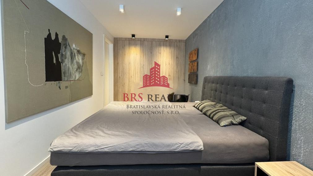 Predané / 2-izbový byt po rekonštrukcii s  garažovým státim a zariadením