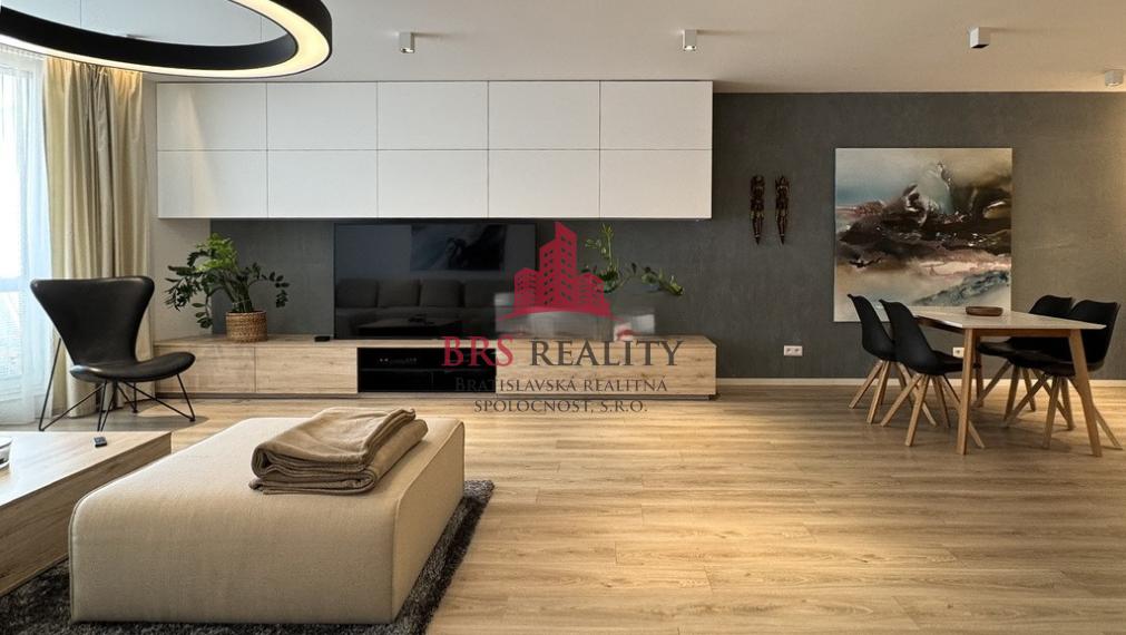 Predané / 2-izbový byt po rekonštrukcii s  garažovým státim a zariadením