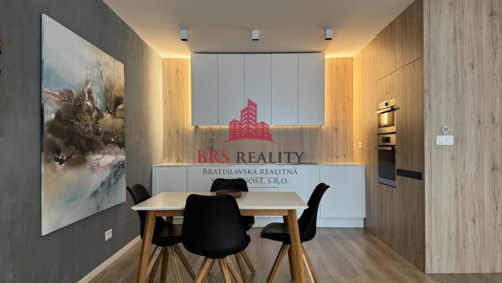 Predané / 2-izbový byt po rekonštrukcii s  garažovým státim a zariadením