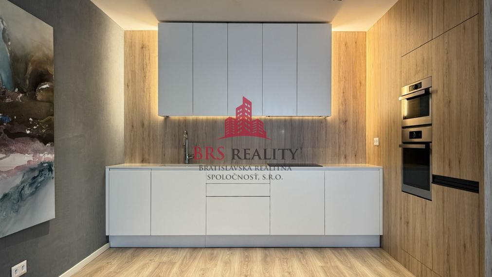 Predané / 2-izbový byt po rekonštrukcii s  garažovým státim a zariadením