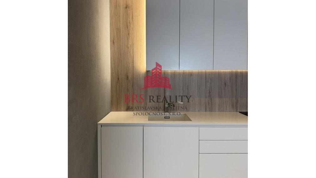 Predané / 2-izbový byt po rekonštrukcii s  garažovým státim a zariadením