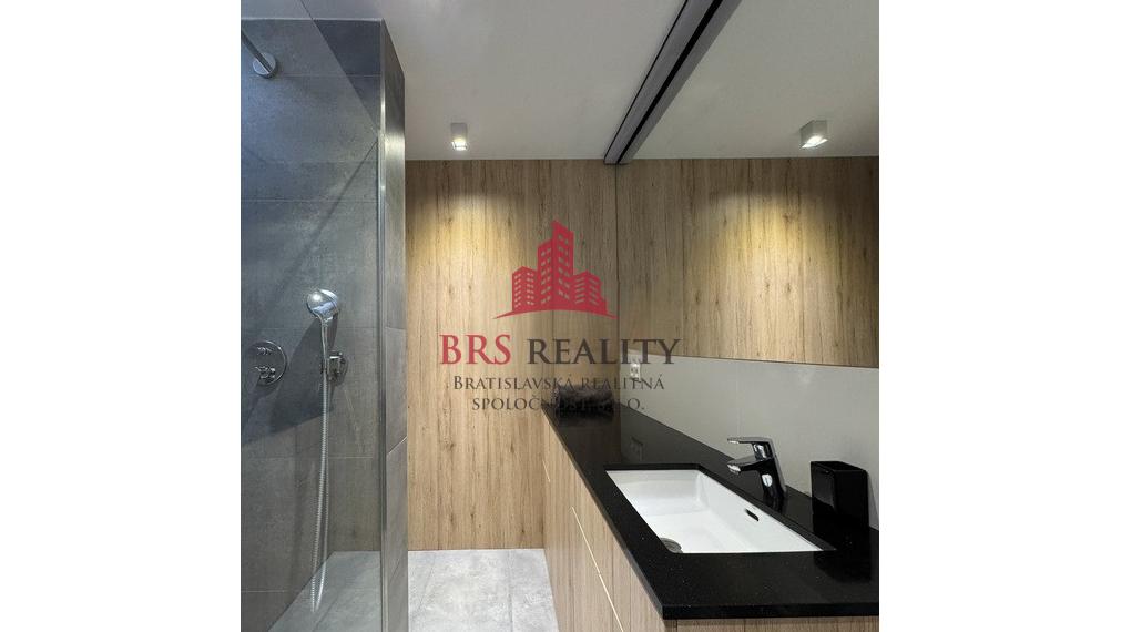 Predané / 2-izbový byt po rekonštrukcii s  garažovým státim a zariadením