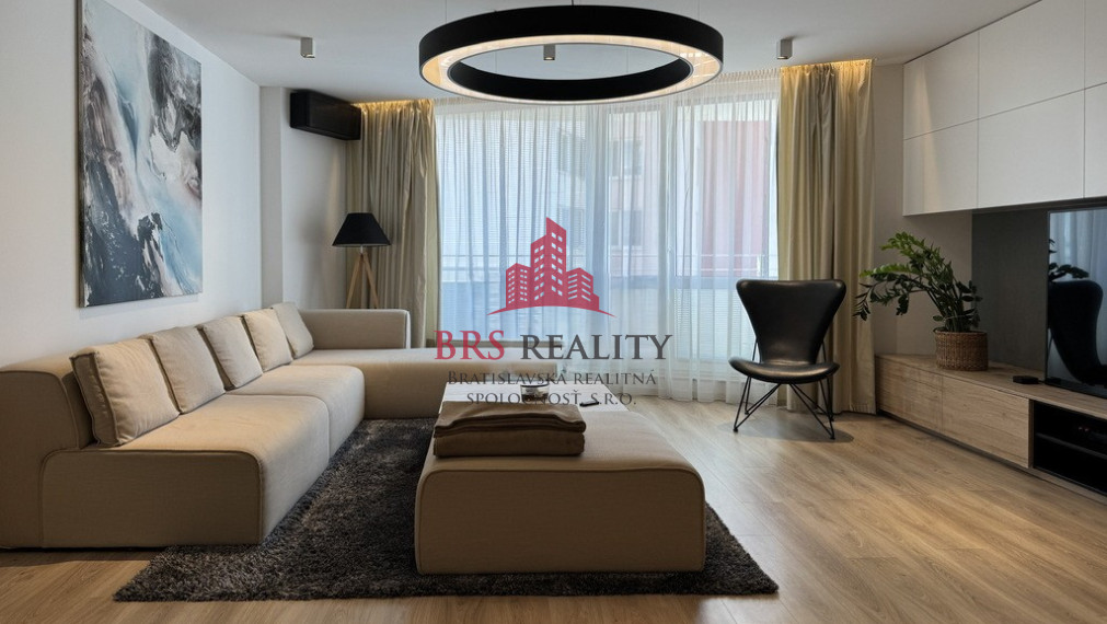 Predané / 2-izbový byt po rekonštrukcii s  garažovým státim a zariadením