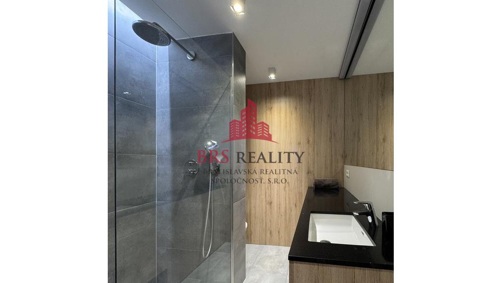 Predané / 2-izbový byt po rekonštrukcii s  garažovým státim a zariadením