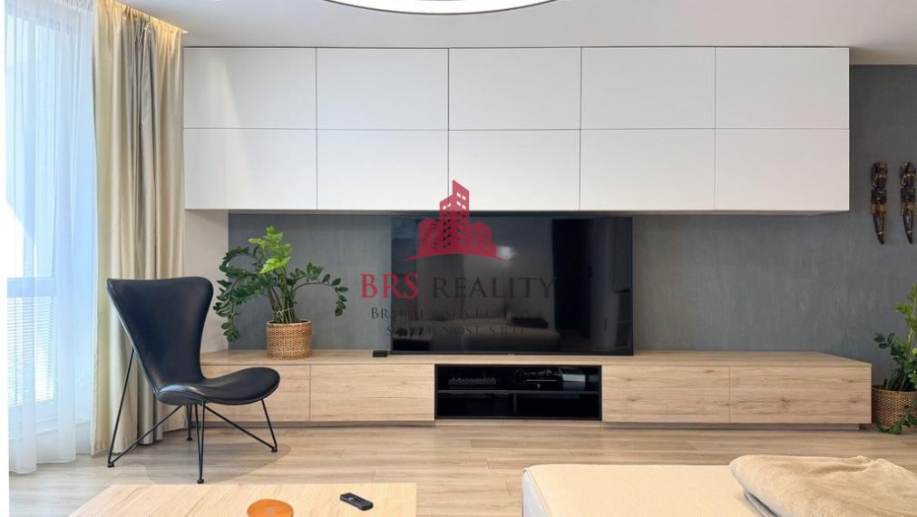 Predané / 2-izbový byt po rekonštrukcii s  garažovým státim a zariadením