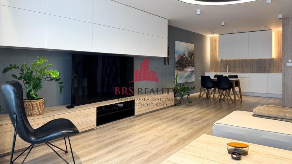 Predané / 2-izbový byt po rekonštrukcii s  garažovým státim a zariadením