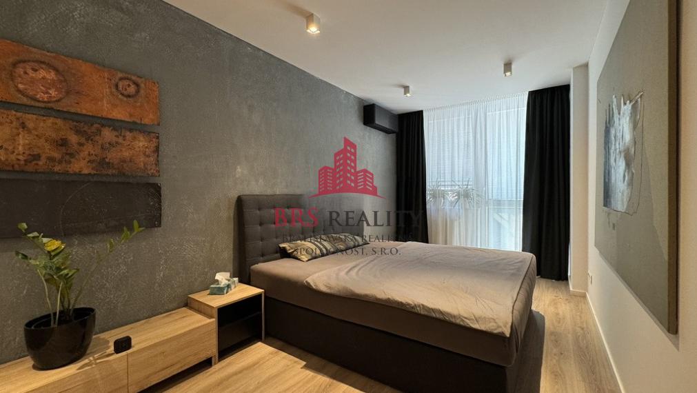 Predané / 2-izbový byt po rekonštrukcii s  garažovým státim a zariadením