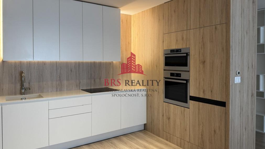 Predané / 2-izbový byt po rekonštrukcii s  garažovým státim a zariadením