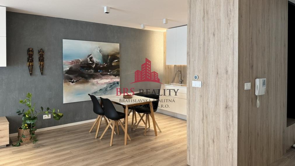 Predané / 2-izbový byt po rekonštrukcii s  garažovým státim a zariadením