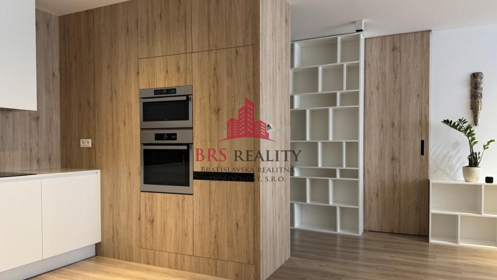 Predané / 2-izbový byt po rekonštrukcii s  garažovým státim a zariadením