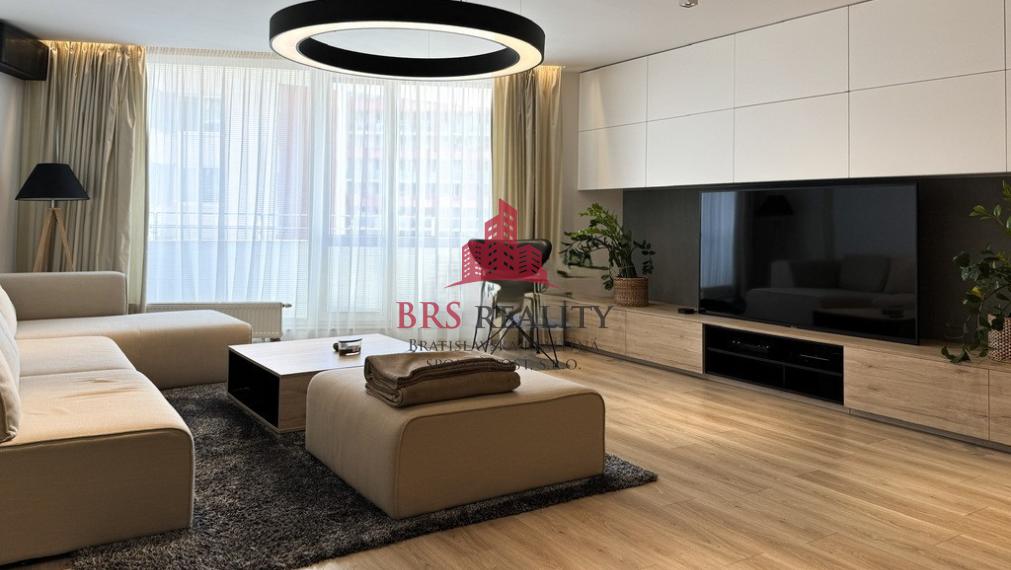 Predané / 2-izbový byt po rekonštrukcii s  garažovým státim a zariadením