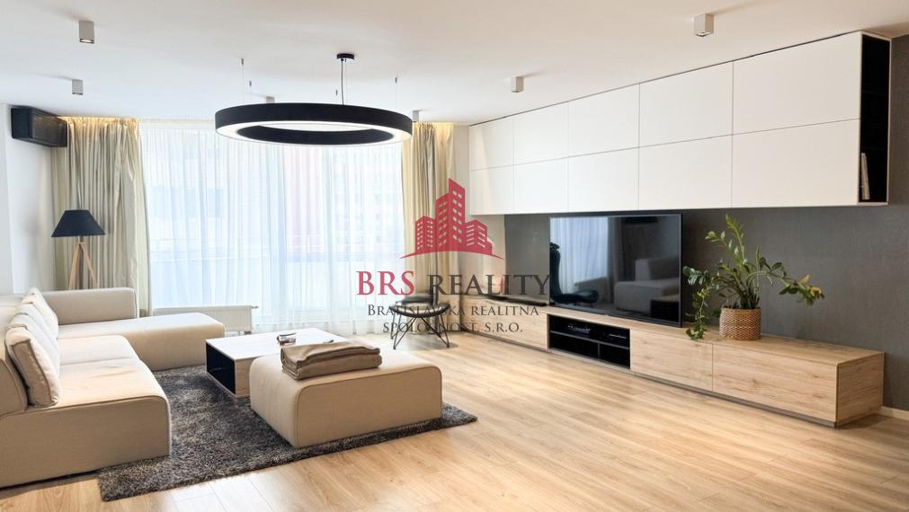 Predané / 2-izbový byt po rekonštrukcii s  garažovým státim a zariadením