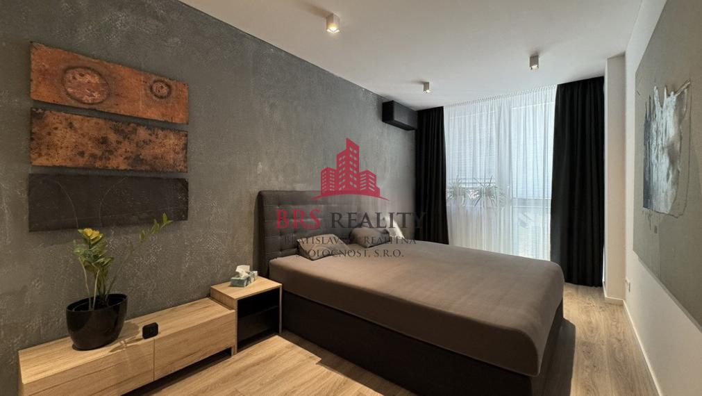 Predané / 2-izbový byt po rekonštrukcii s  garažovým státim a zariadením