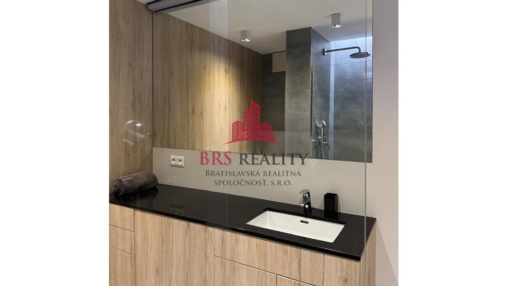 Predané / 2-izbový byt po rekonštrukcii s  garažovým státim a zariadením