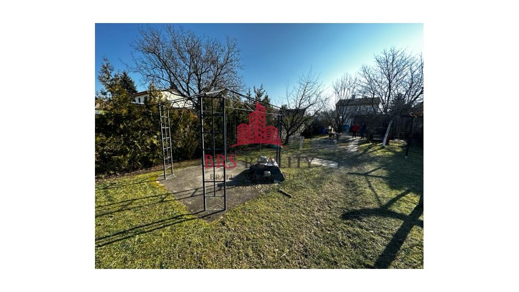 Rodinný dom s 2 x 4 izb byt a veľký pozemok 3.537m2