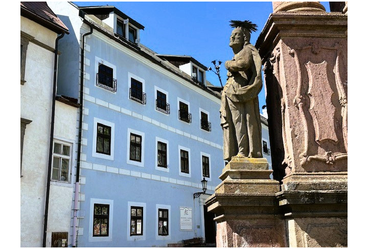 Byt s dušou histórie priamo na Trojičnom námestí, Banská Štiavnica